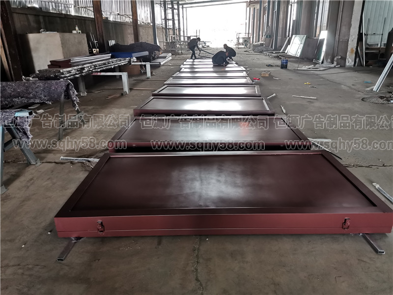 好消息，由恒源廣告生產(chǎn)的杭州老客戶(hù)一大批宣傳欄已經(jīng)全部安裝完(圖2)