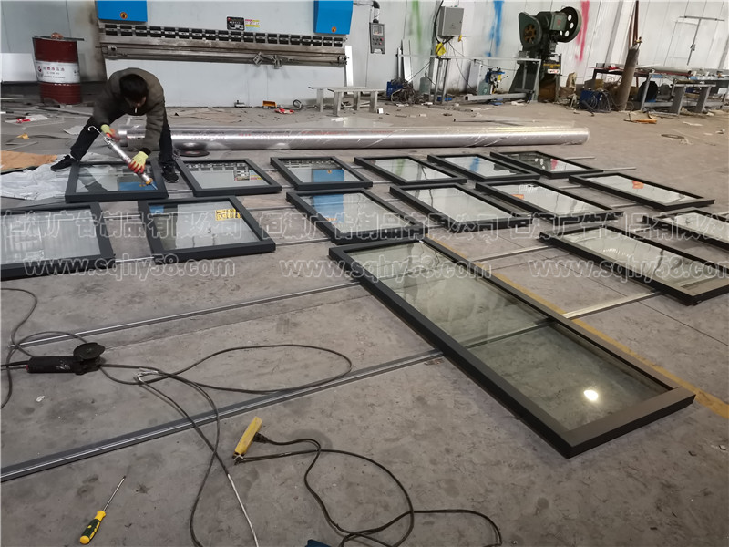 好消息，由恒源廣告生產(chǎn)的杭州老客戶(hù)一大批宣傳欄已經(jīng)全部安裝完(圖3)