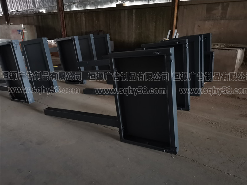 好消息，由恒源廣告生產(chǎn)的杭州老客戶(hù)一大批宣傳欄已經(jīng)全部安裝完(圖4)